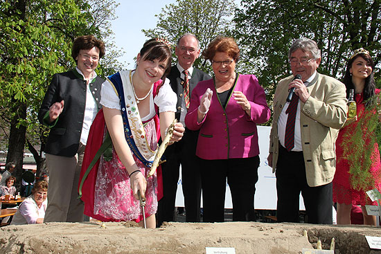 Spargelanstich mit Landtagspräsidentin Barbara Stamm und der Schrobenhausener Spargelkönigin Martina I. am 16.04.2015 auf dem Münchner Viktualienmarkt (©Foto.Martin Schmitz)